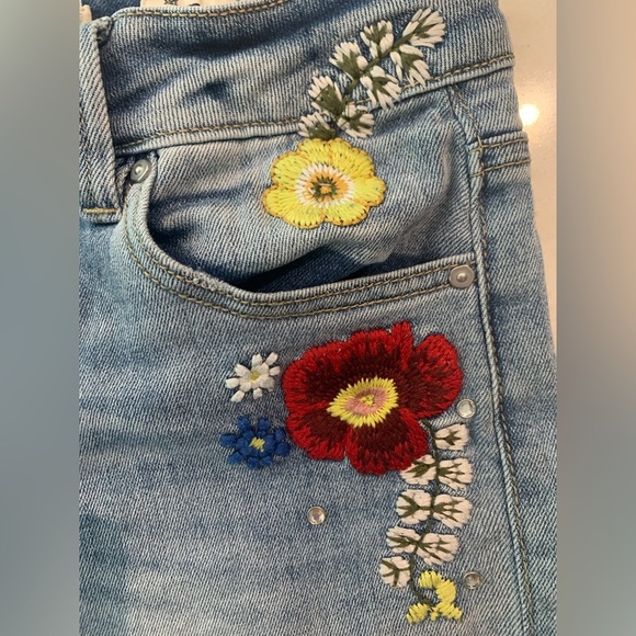 Indigo Rein Floral Embroidered Jean Shorts - Light Blue - Picture 6 of 8